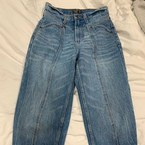 ABERCROMBIE & FITCH: Ultra High Rise Mom Jean